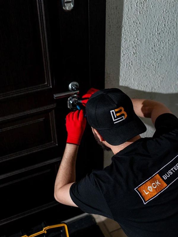 Мастер LockBusters вскрывает замок входной двери